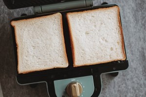 草莓汤圆乳酪热烤三明治