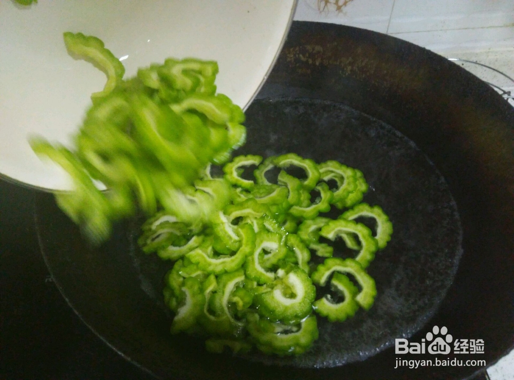 苦瓜炒牛肉的家常做法，传统又经典的菜式