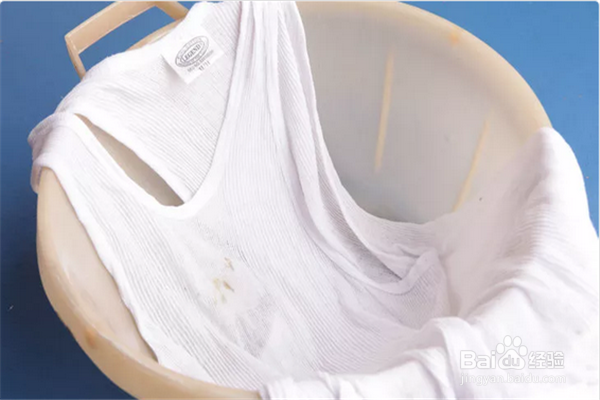 如何洗掉衣服上的油渍？4种有效方法