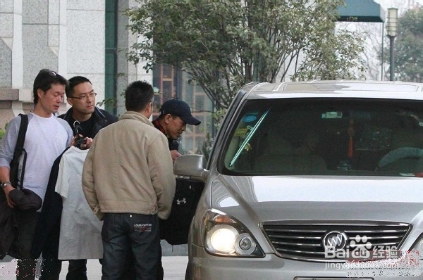 李连杰哥哥长啥样?