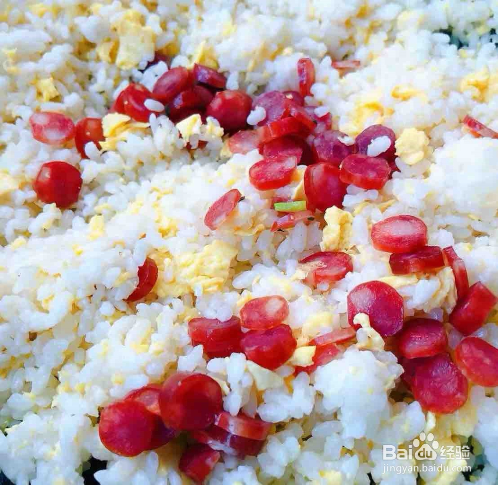 制作腊肠芹菜蛋炒饭