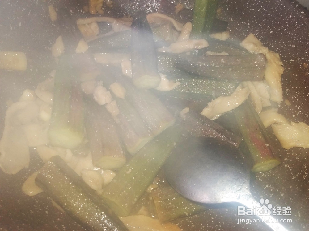 鸡胸肉爆秋葵的做法