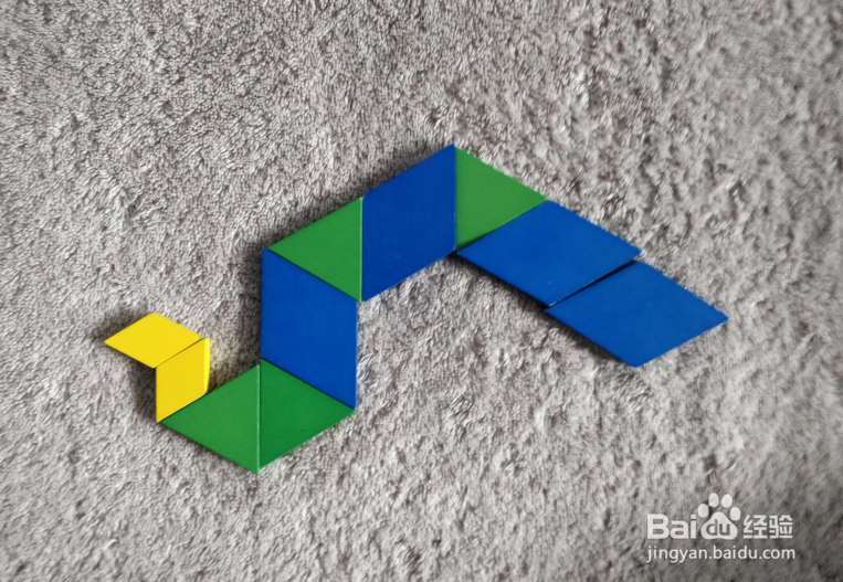 用蒙氏积木怎样拼一条吐芯子的蛇？