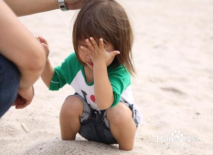 眼睛里进了沙子怎么办?