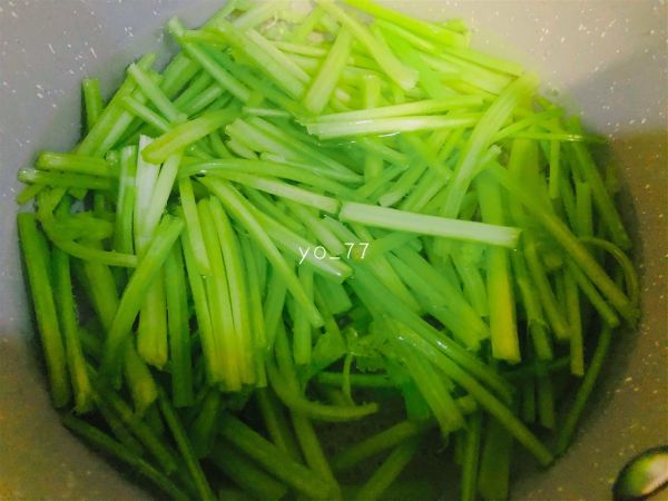 腊味年菜腊肉炒芹菜