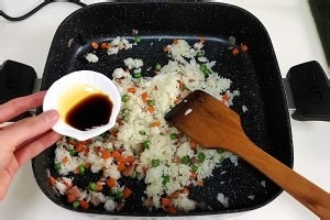 鲜虾菠萝炒饭的做法