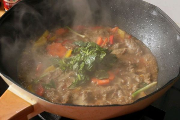 罗勒肥牛卷盖浇饭