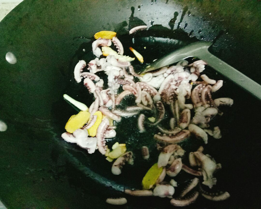 超级美味的干锅孜然鱿鱼须,今天就来教你做