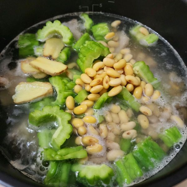 清热解暑苦瓜煲