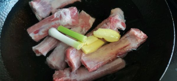 土豆粉糯长排骨