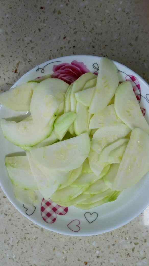 火腿肠炒西葫芦的做法，美味到爆炸，应该学会