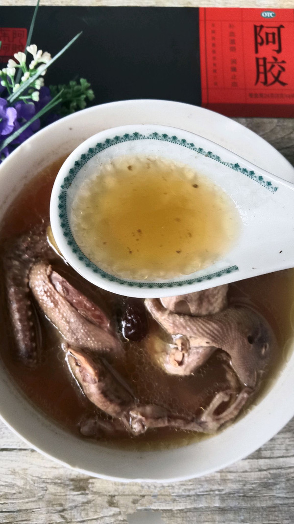 阿胶药膳炖鸽子