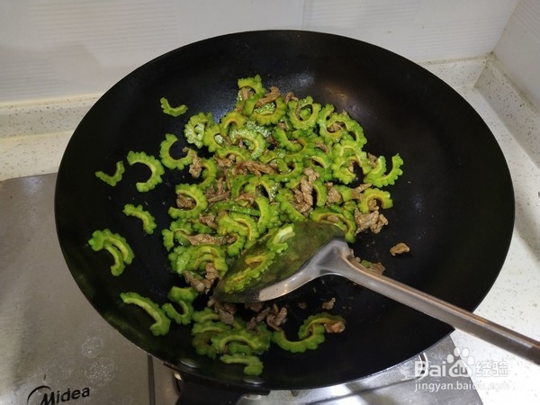 苦瓜炒牛肉的做法
