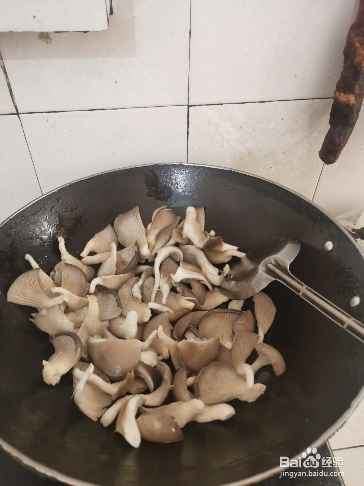 猪头皮耳朵如何煮凤尾菇？