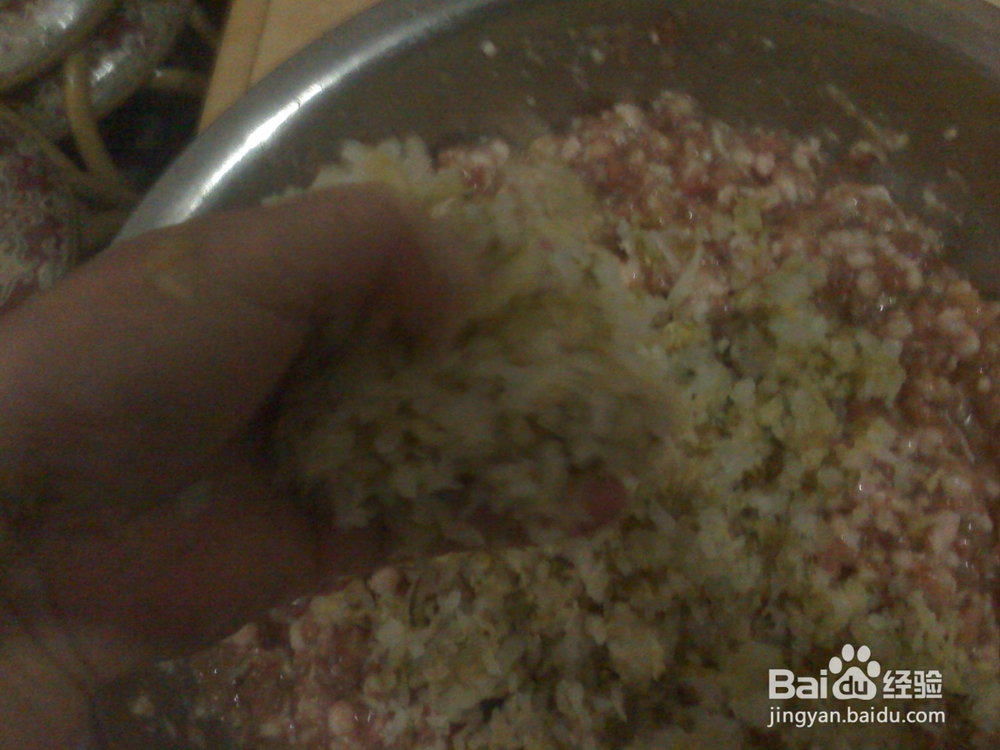 怎样包年三十猪肉酸菜馅饺子--包饺子