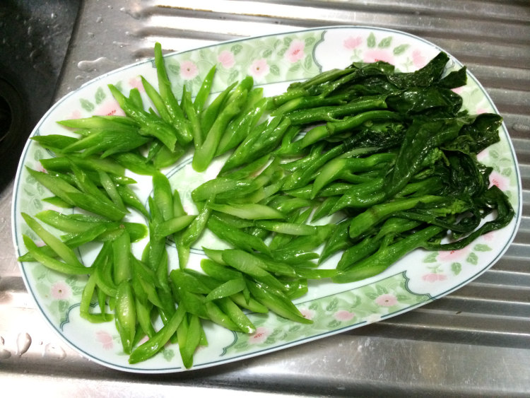 芥兰炒腊肠的做法，妈妈们学会了吗？