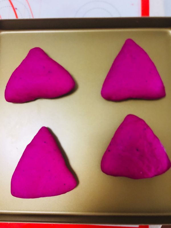 火龙果麻薯坚果软欧包