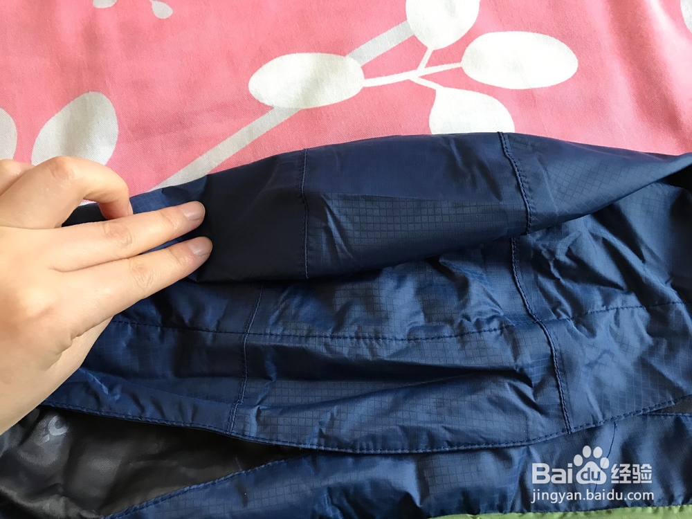 冲锋衣内置式帽子的收纳方法