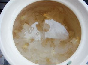 夏日靓汤——枇杷银耳汤