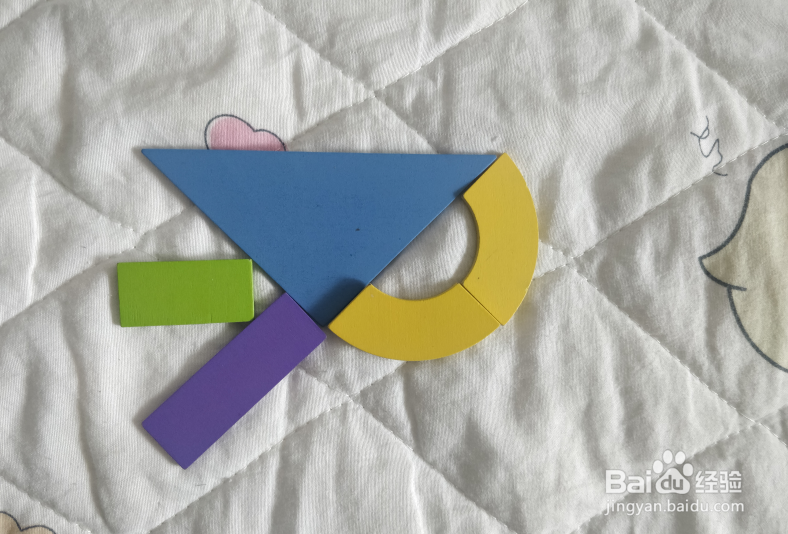 用幼儿积木怎么拼一只吃坚果的鸟儿？