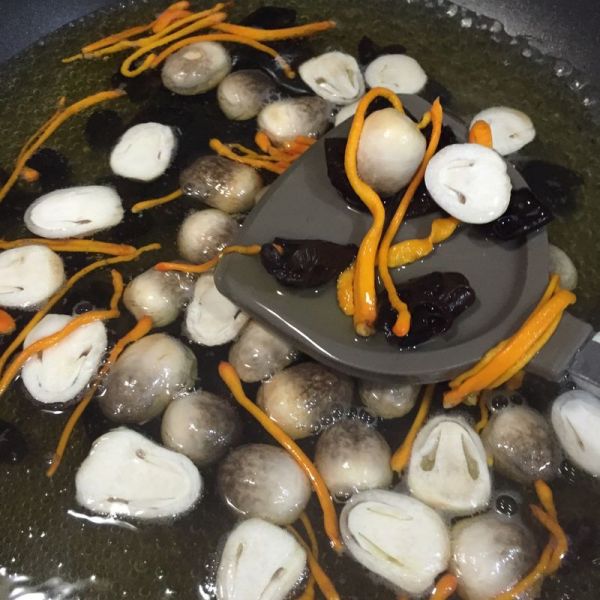 鲜百合炒猪扒粒