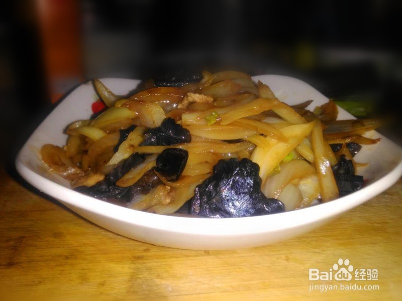 既能防治骨质疏松又能养颜补血的洋葱炒木耳