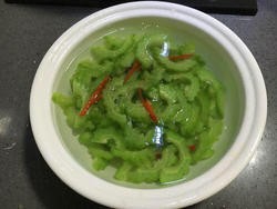 降火美味,教你做柒进柒出凉拌苦瓜的家常做法