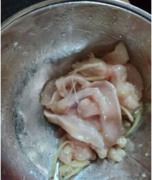 怎么炒出一道美味的杂蔬鸡肉炒贝壳面 