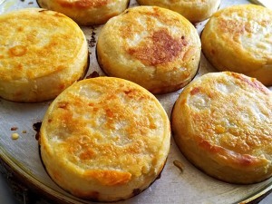 制作沉甸甸的鸡蛋汉堡