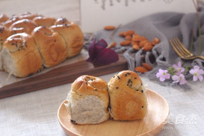 蜂蜜黑芝麻面包