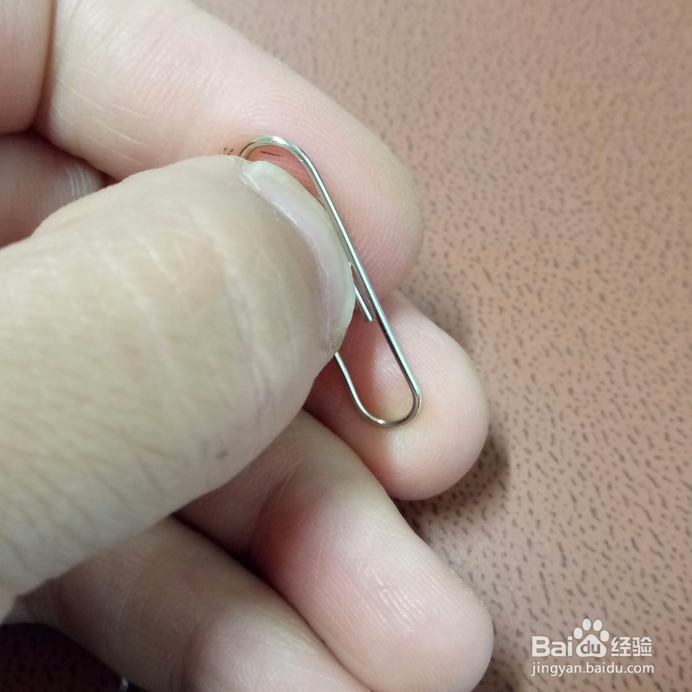 如何用回形针制作一个爱心书签