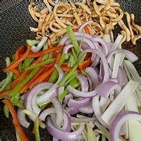在家制作美味的洋葱爆炒鱿鱼丝