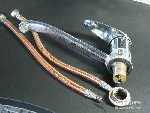 家里厨房的水流很小但卫生间正常，怎么回事？