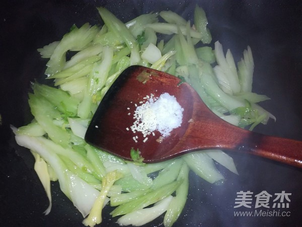 西芹炒肉的做法