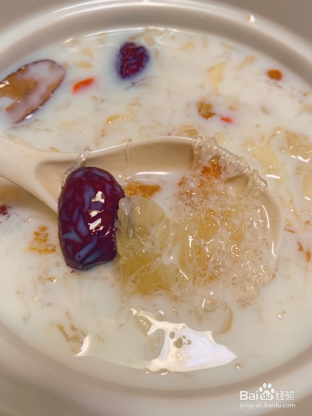 家常做法的桃胶皂米银耳汤