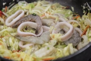 教大家做酱油海鲜炒面