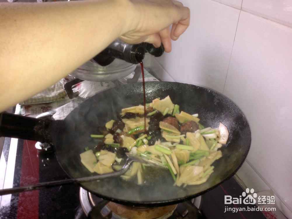 开春应季菜竹笋木耳炒蒜苗的做法