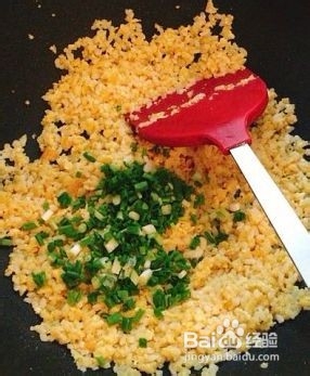 简单制作咸蛋黄炒饭