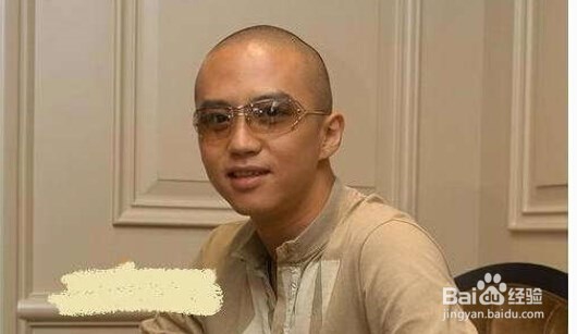 光头如何显得年轻