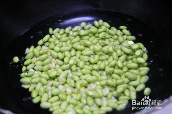 五彩缤纷的香肠炒青豆