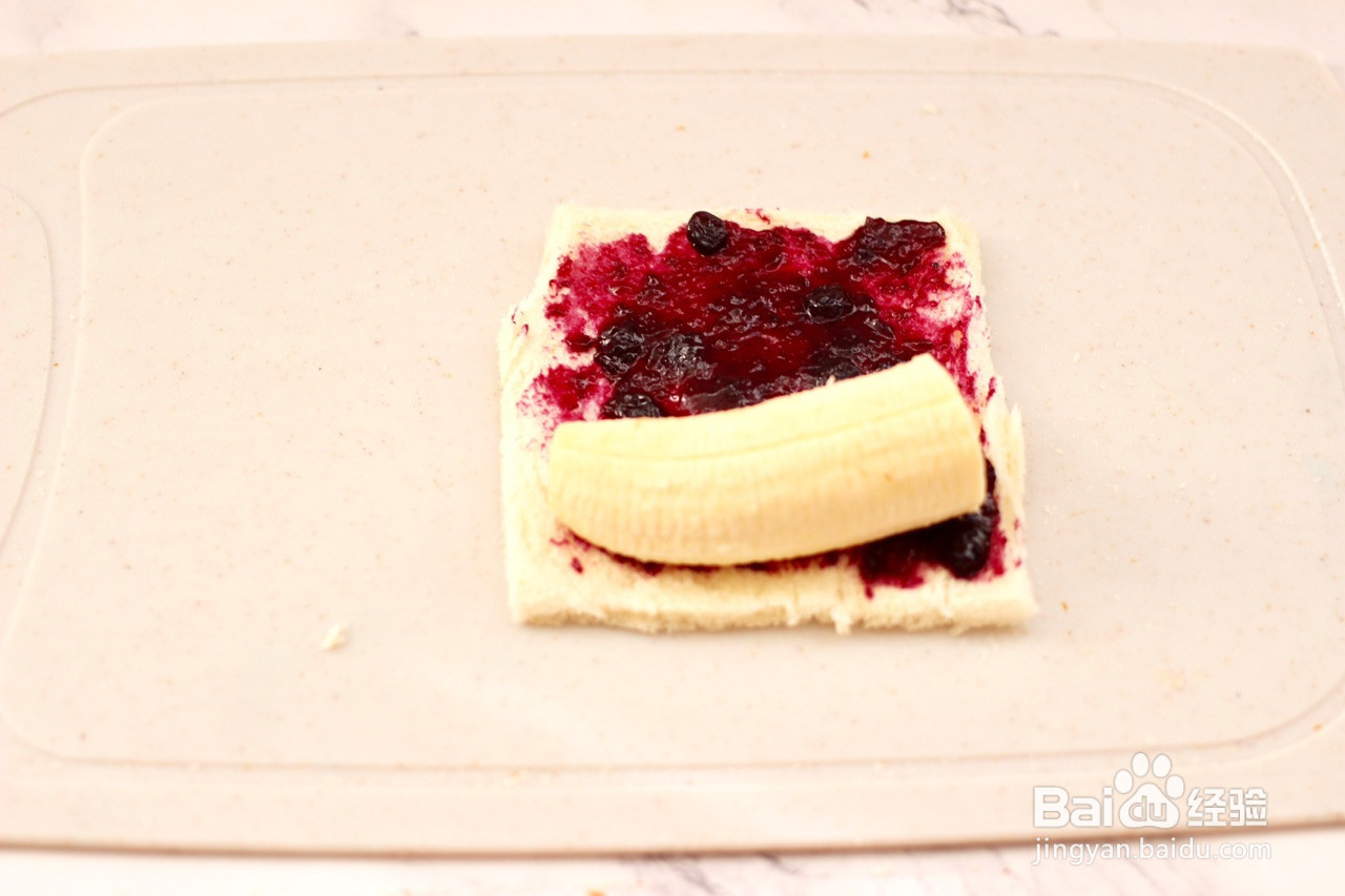 香蕉蓝莓吐司卷的做法