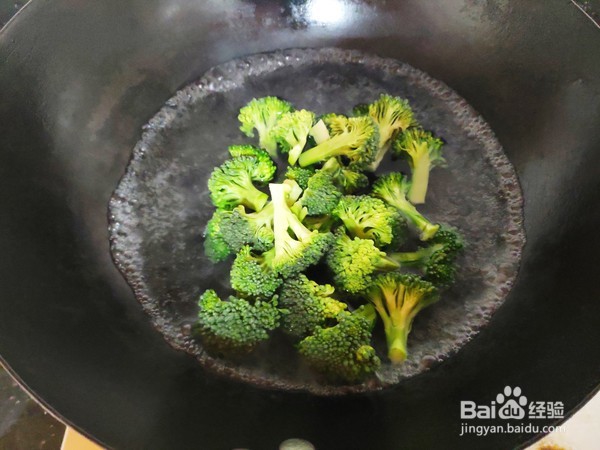 制作西兰花面条鱼的步骤