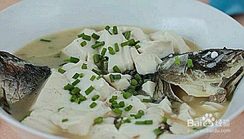 炖制香菇豆腐鲫鱼汤