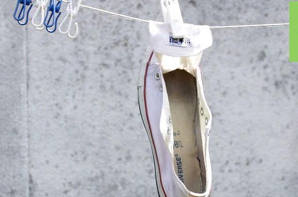 鞋子晒黄了，有什么方法可以让它变回原来那么白