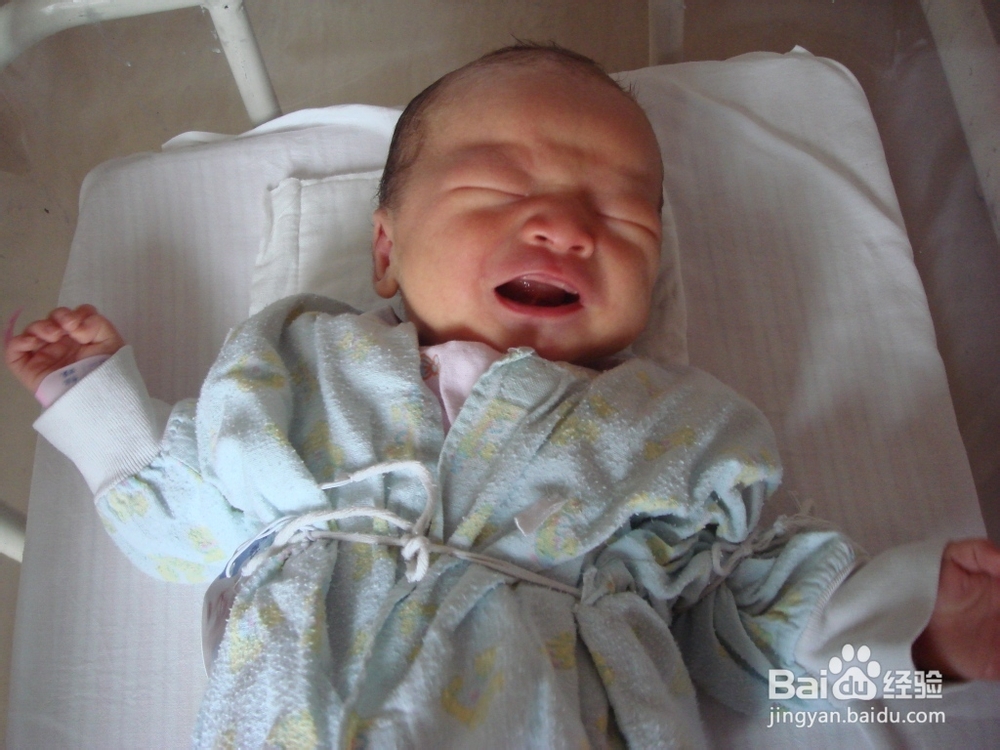 妈妈给新生儿喂奶的注意事项