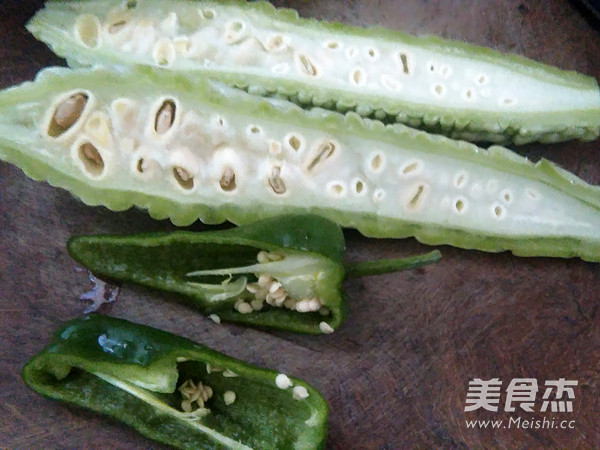 青椒炒苦瓜的做法