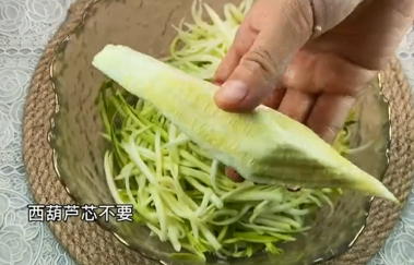 如何自制低脂凉拌西葫芦？