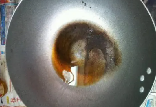 新买的老式生铁锅开锅后猪油越来越黑怎么办用纸擦一直是黑的，擦不干净