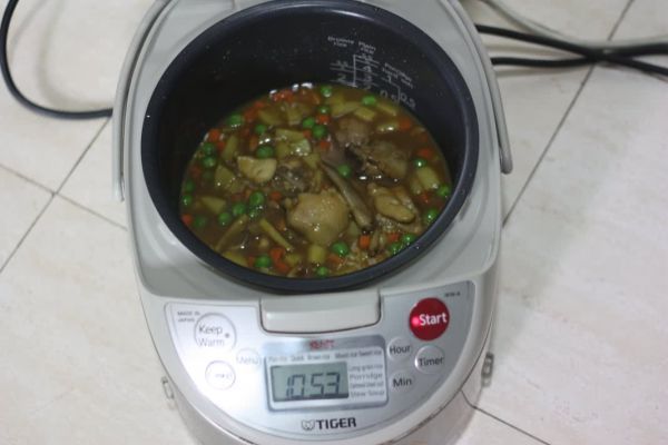 杂蔬菜咖喱鸡焖饭