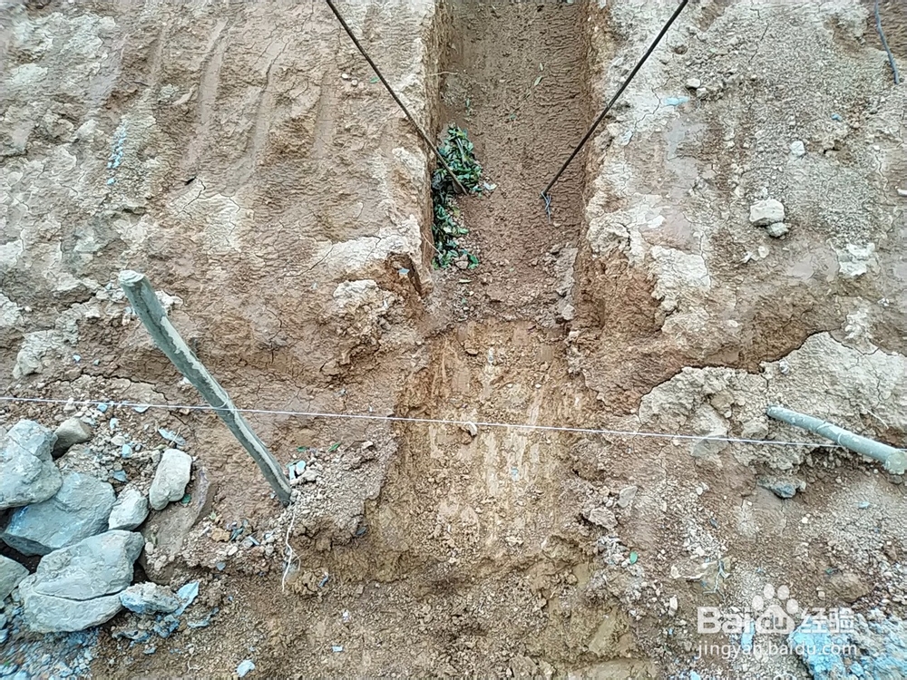 人字骨架襟边在灌注混凝土时的要求有哪些？